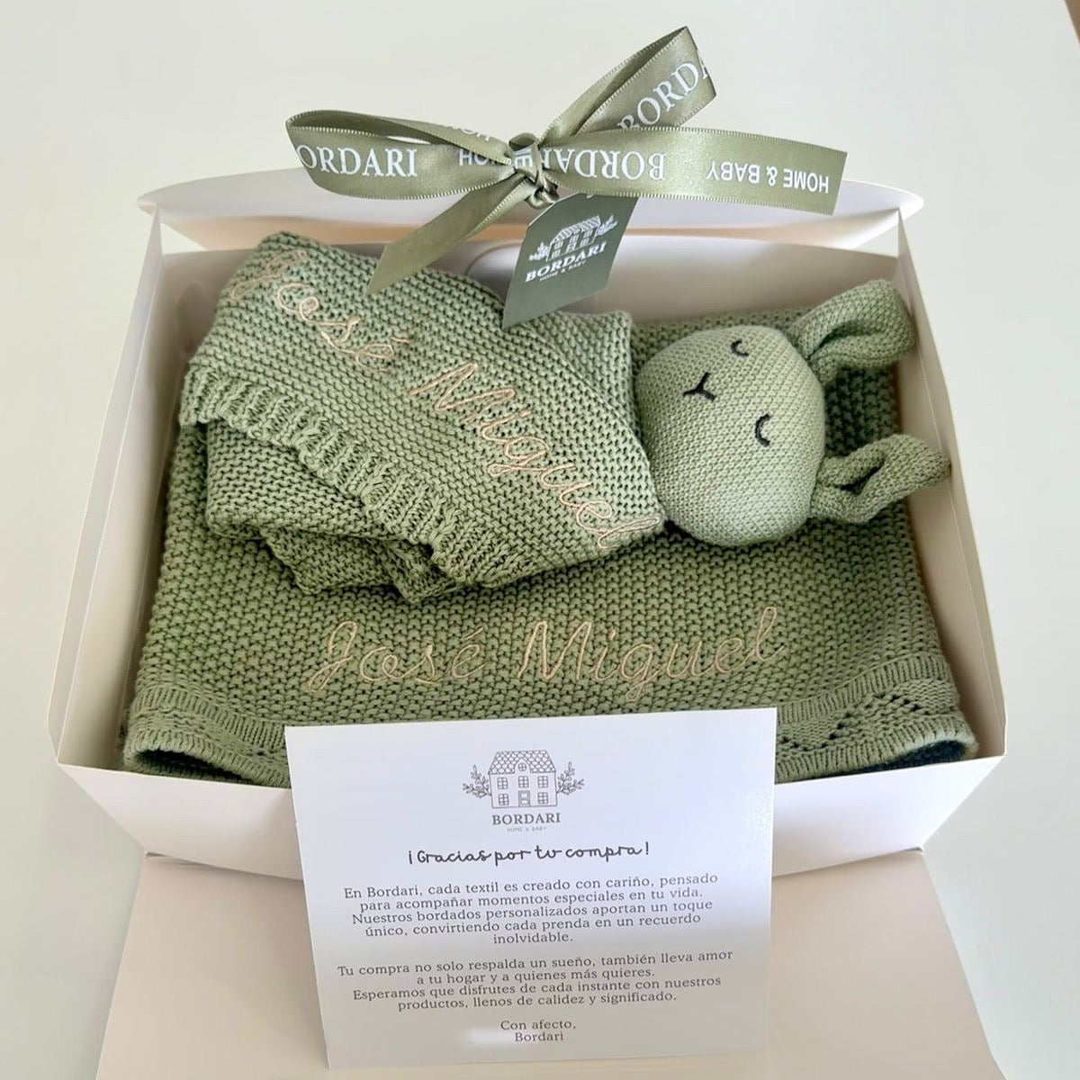 Kit Verde de manta y conejito de apego bordado